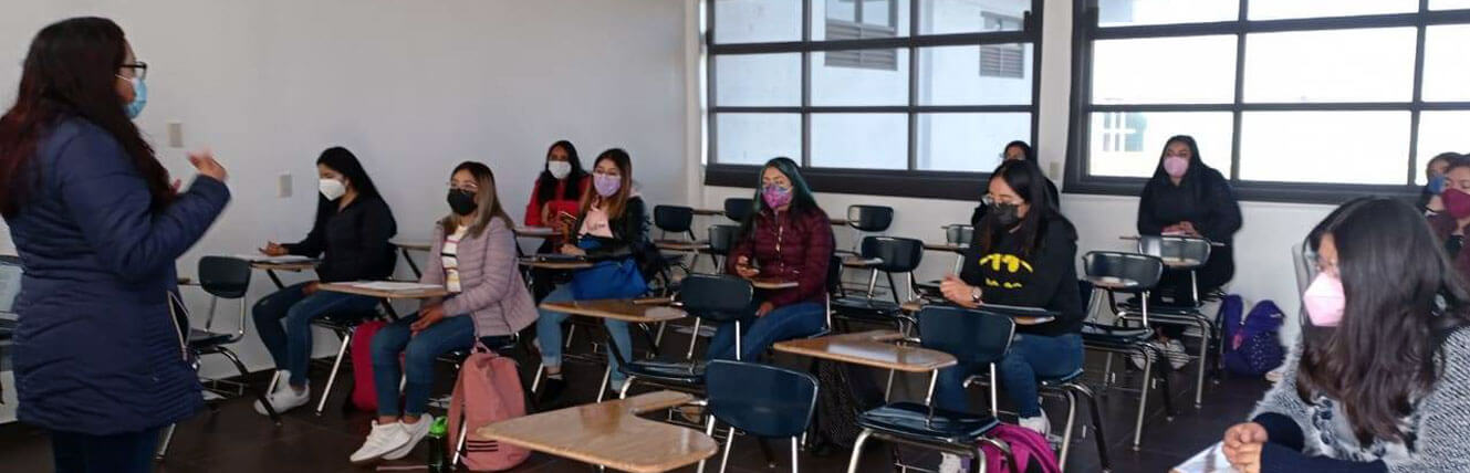 Alumnos tomando clases de licenciatura en educación