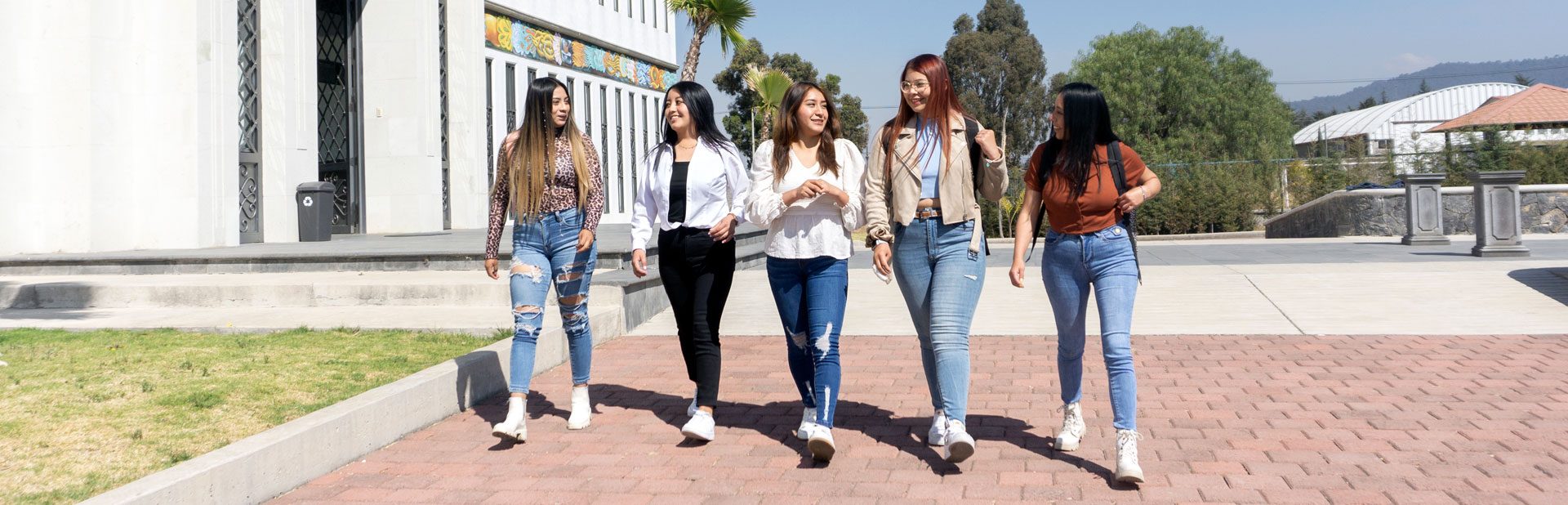 Alumnas caminando en la Unidad de Estudios Superiores de Real Chapultepec